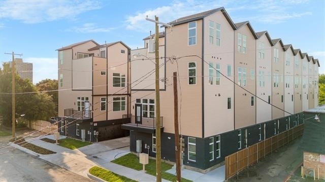 727 W 10th Street - Photo 1