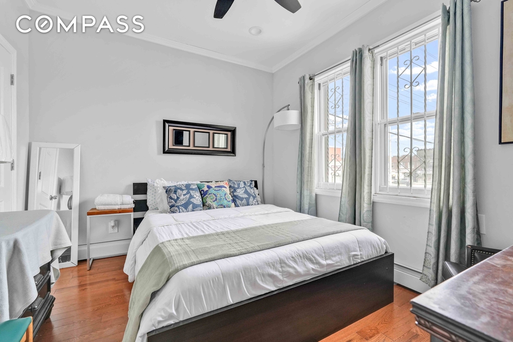 East 49th Street - Photo 16