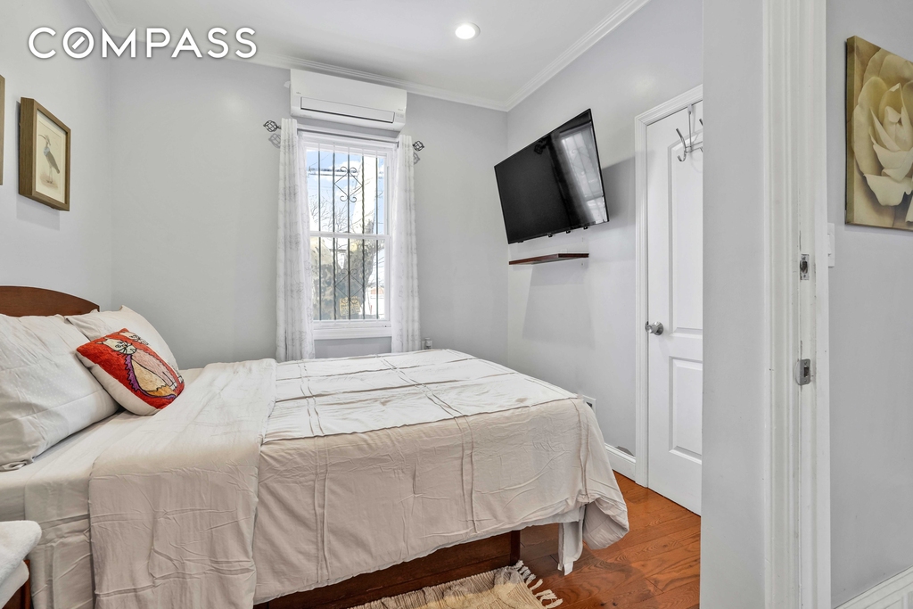 East 49th Street - Photo 14