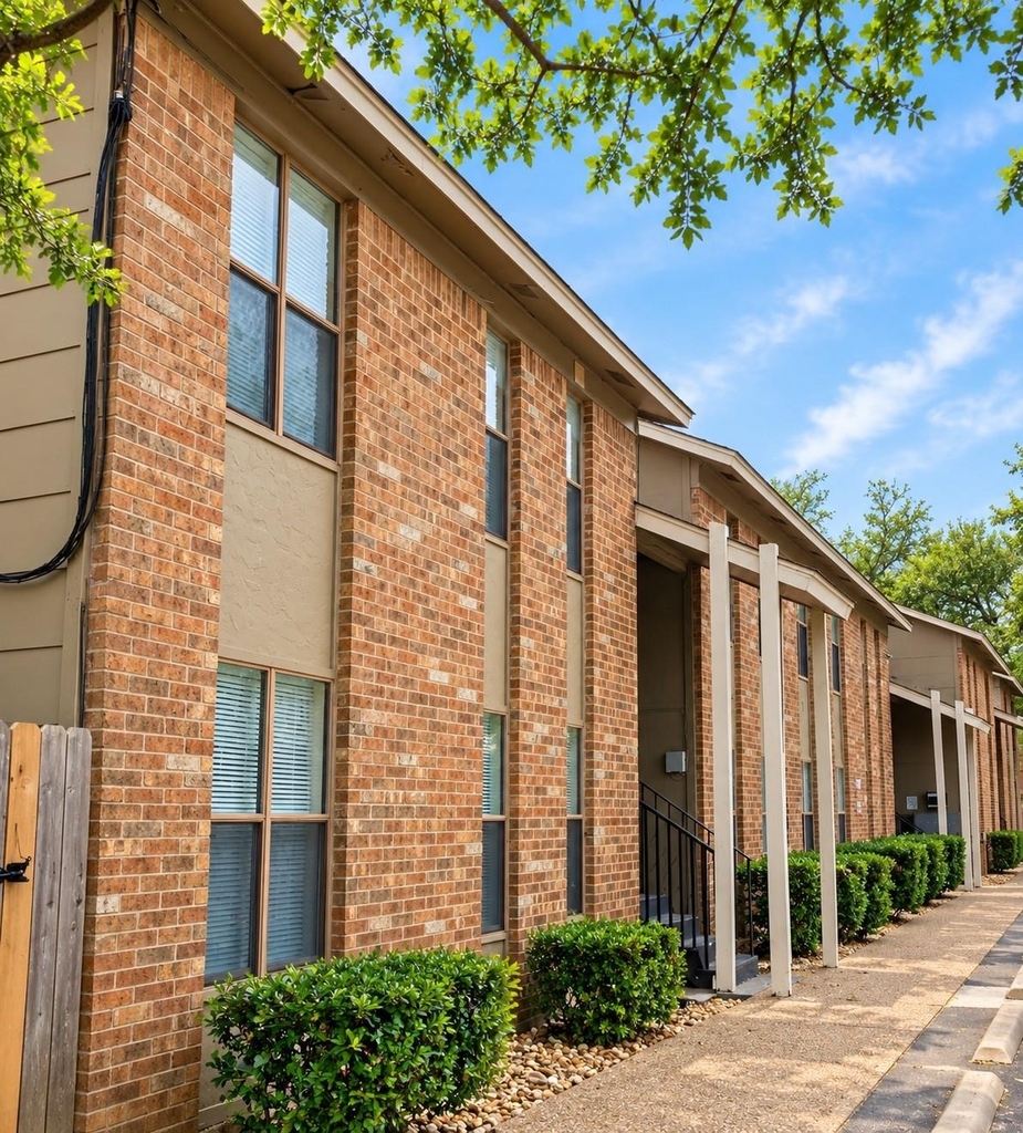 1203 W 49th St - Photo 3