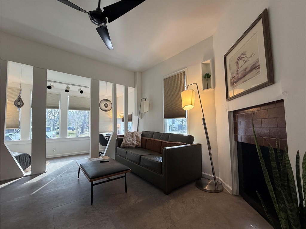 318 Hyde Park Boulevard - Photo 3