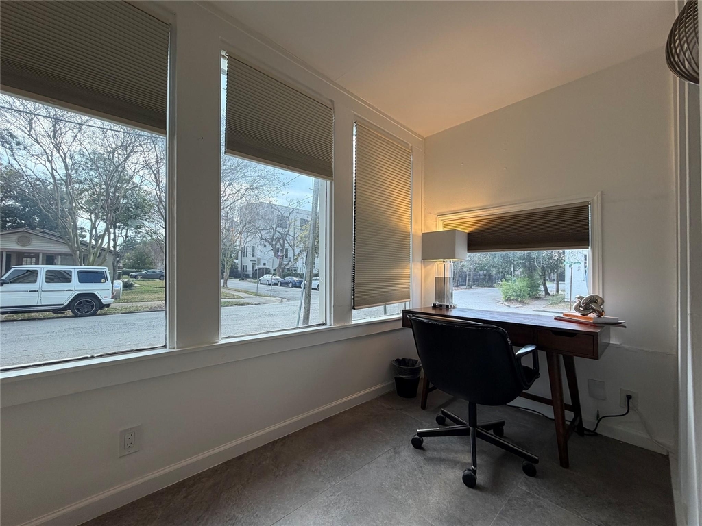 318 Hyde Park Boulevard - Photo 4
