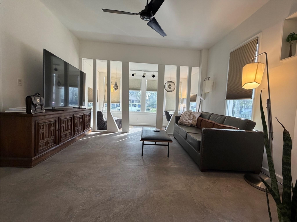 318 Hyde Park Boulevard - Photo 0