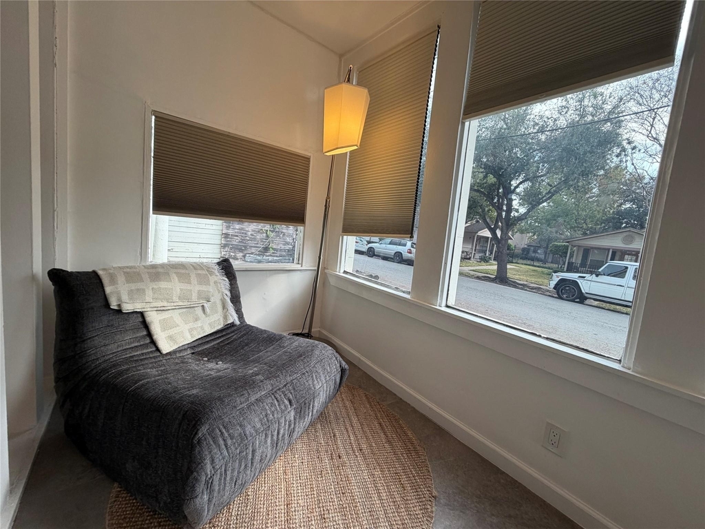 318 Hyde Park Boulevard - Photo 5