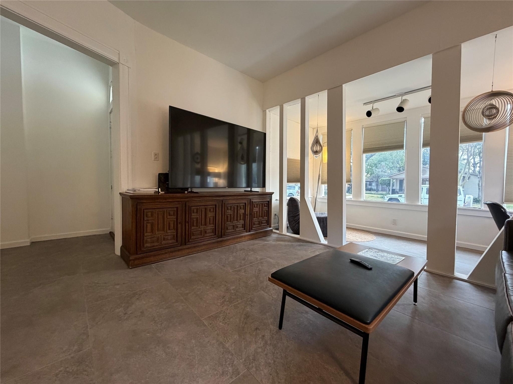 318 Hyde Park Boulevard - Photo 10