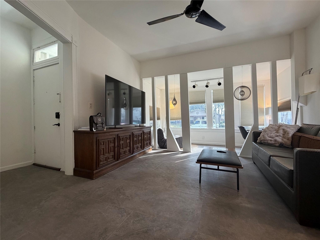 318 Hyde Park Boulevard - Photo 2