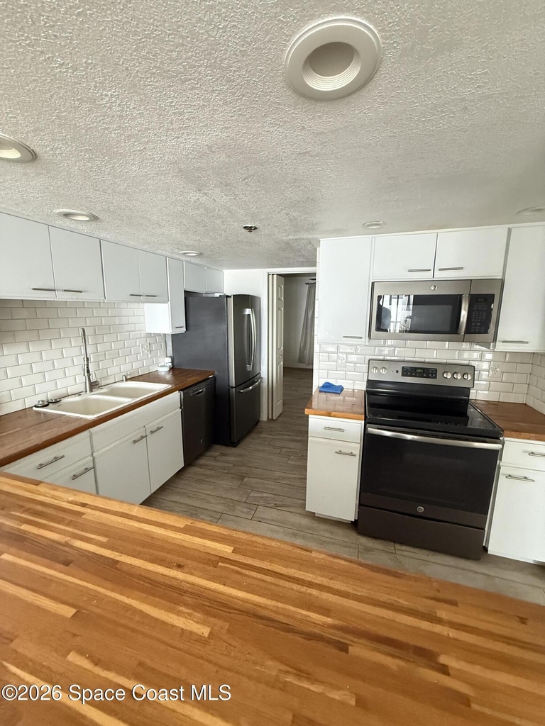 1540 Riverside Drive - Photo 9