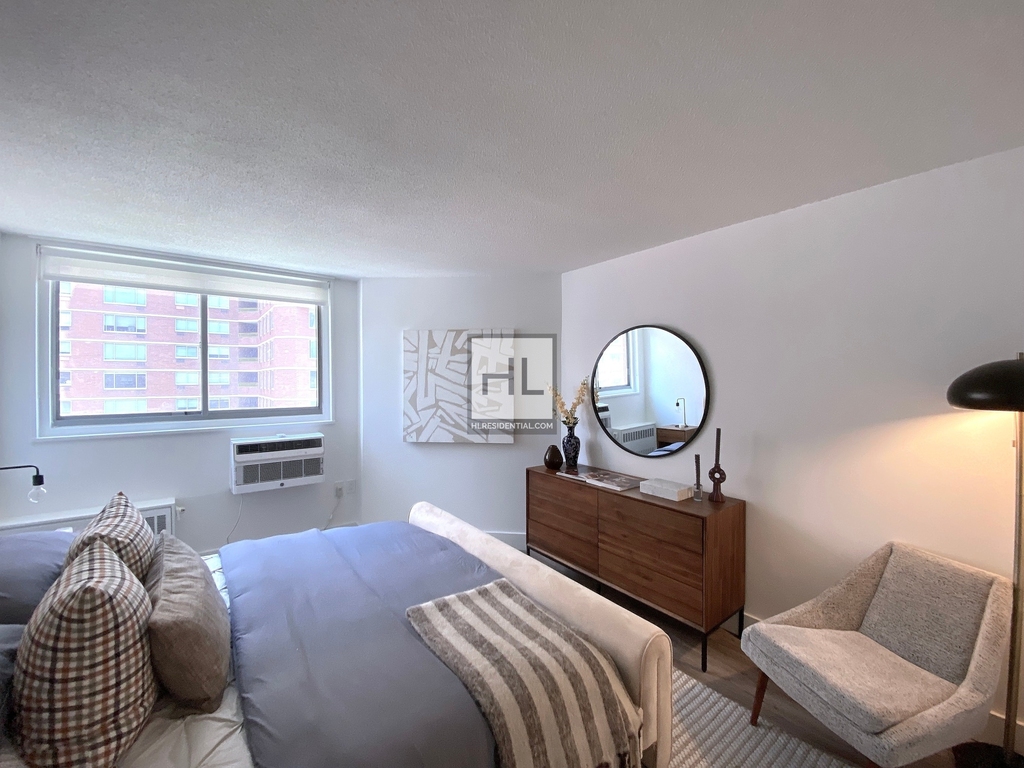 Second Avenue - Photo 2