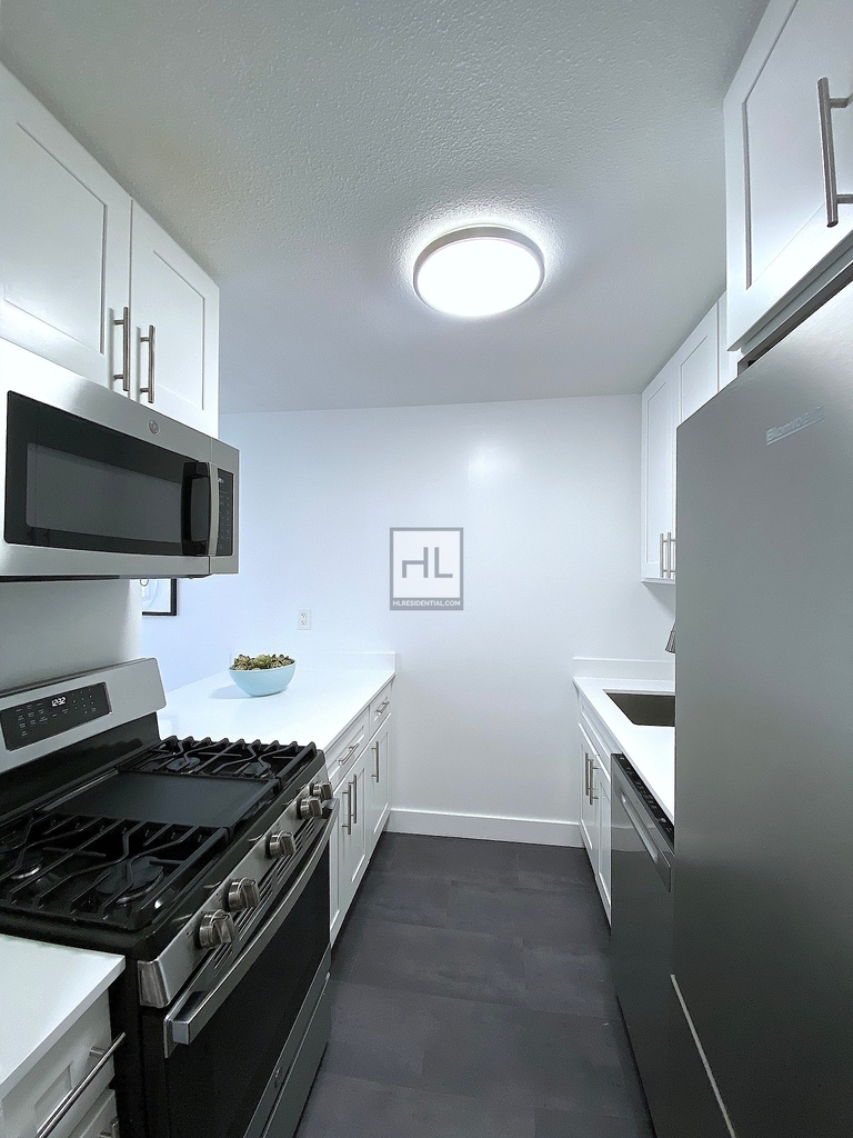 Second Avenue - Photo 1