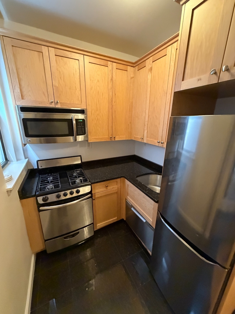 East 82nd Street - Photo 4