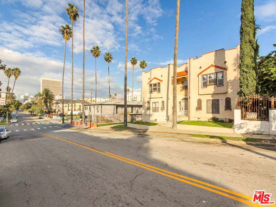 908 S Normandie Avenue - Photo 3