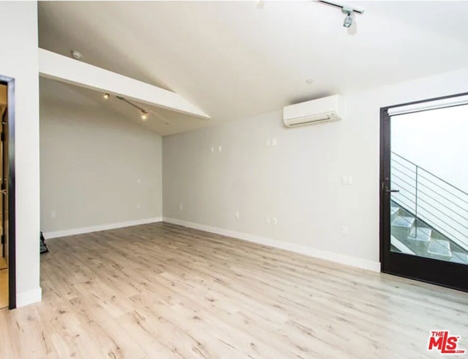 483 Washington Boulevard - Photo 3