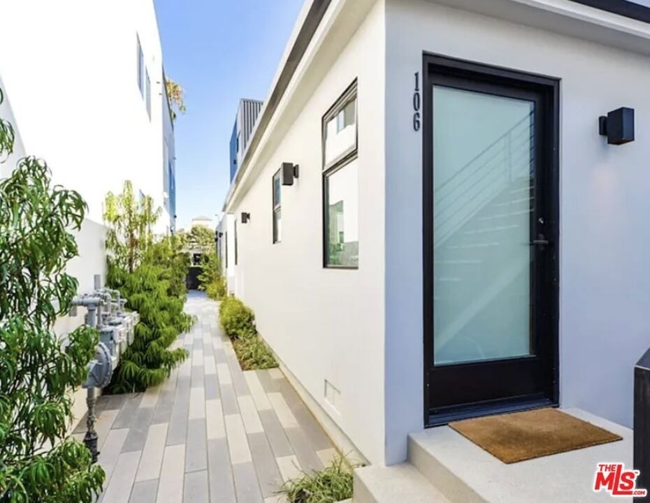 483 Washington Boulevard - Photo 0