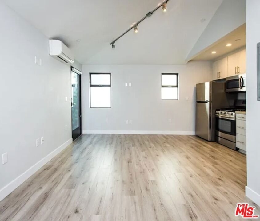 483 Washington Boulevard - Photo 4