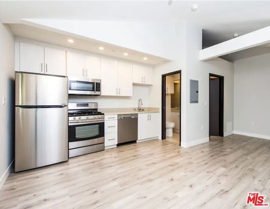 483 Washington Boulevard - Photo 2