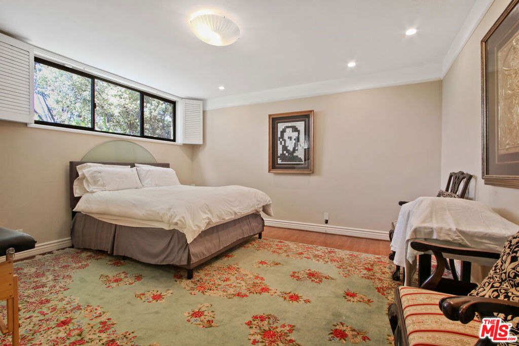 9303 Burton Way - Photo 17