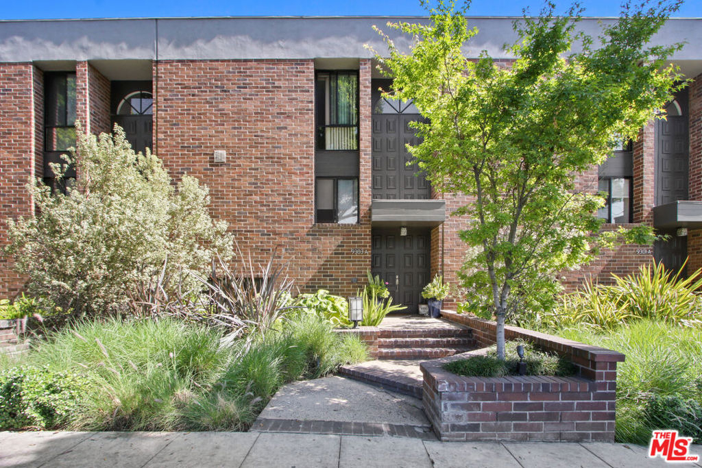 9303 Burton Way - Photo 0
