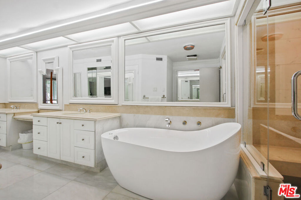 9303 Burton Way - Photo 13