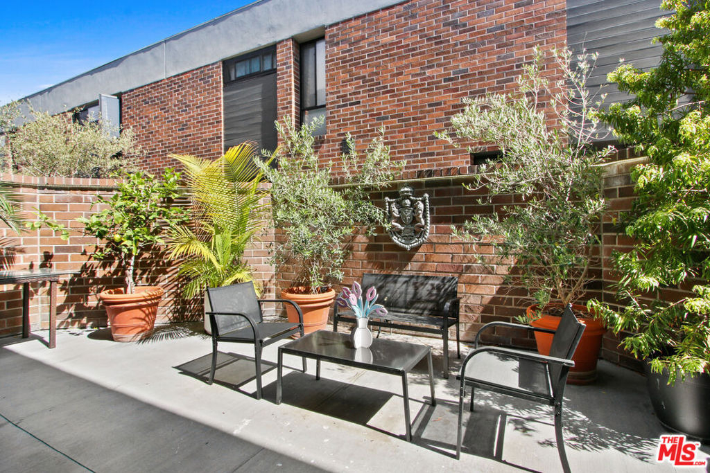 9303 Burton Way - Photo 10