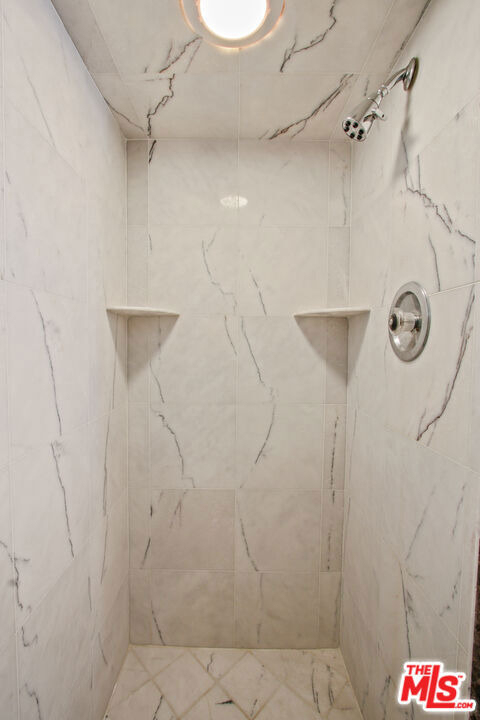 9303 Burton Way - Photo 20
