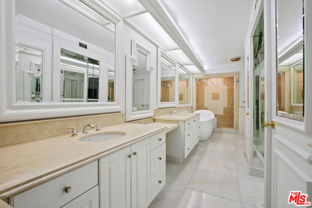 9303 Burton Way - Photo 12