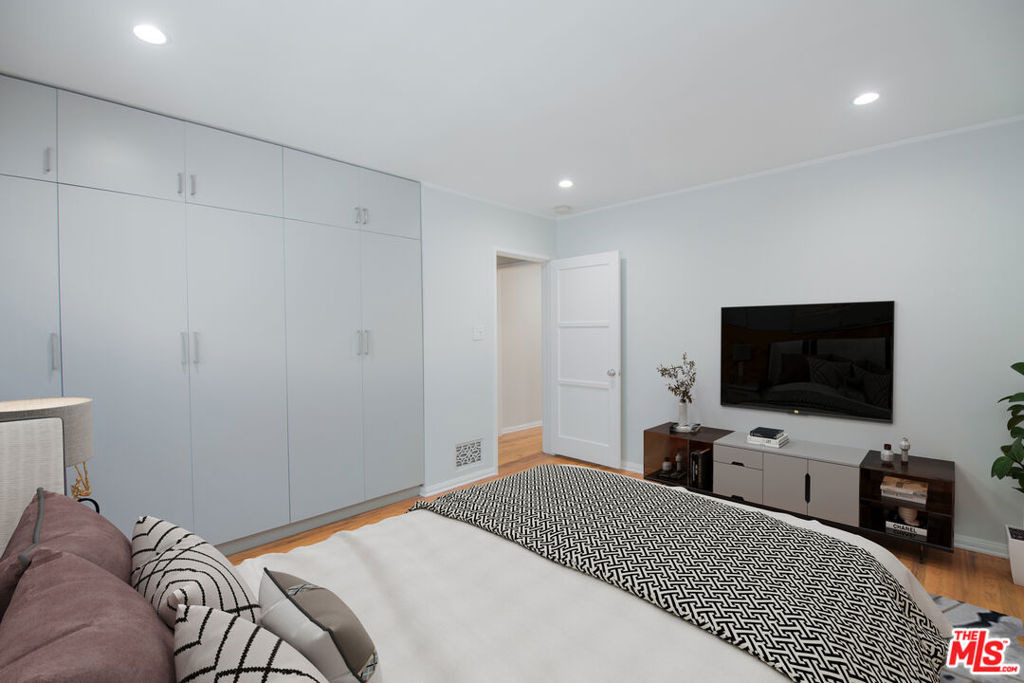 8563 Holloway Drive - Photo 1