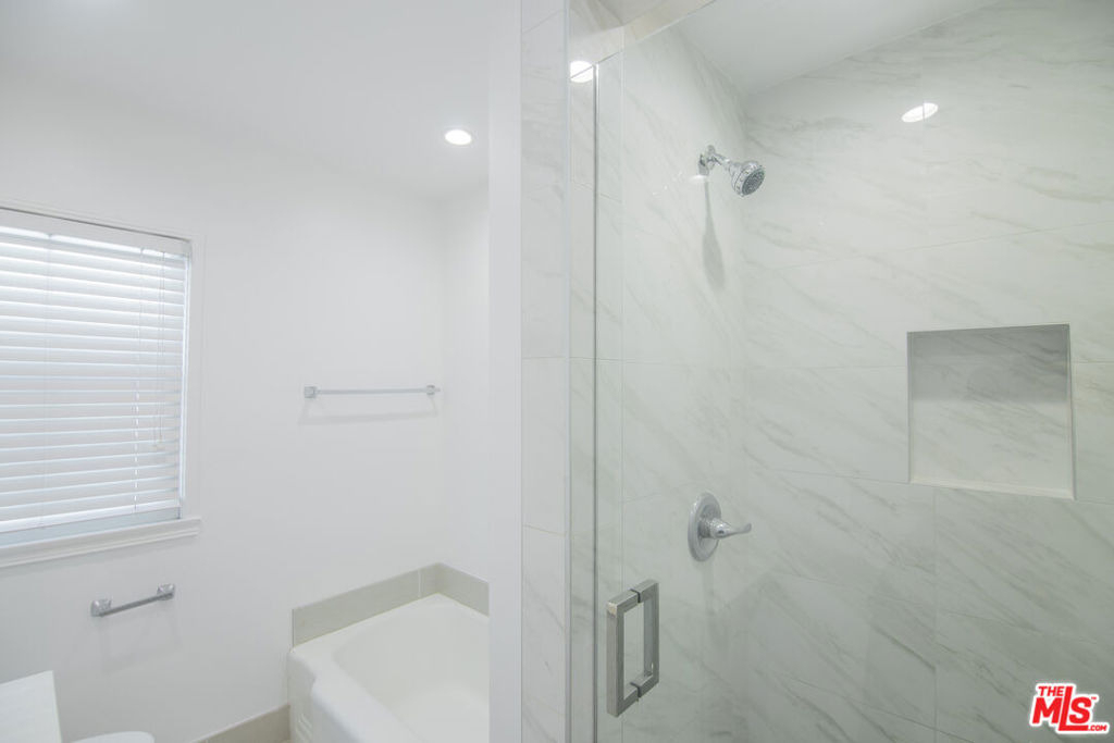 8563 Holloway Drive - Photo 4