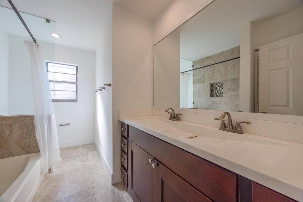 22352 Martella Avenue - Photo 9