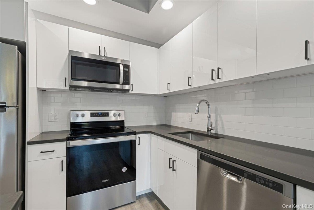 47 Beekman Avenue - Photo 2