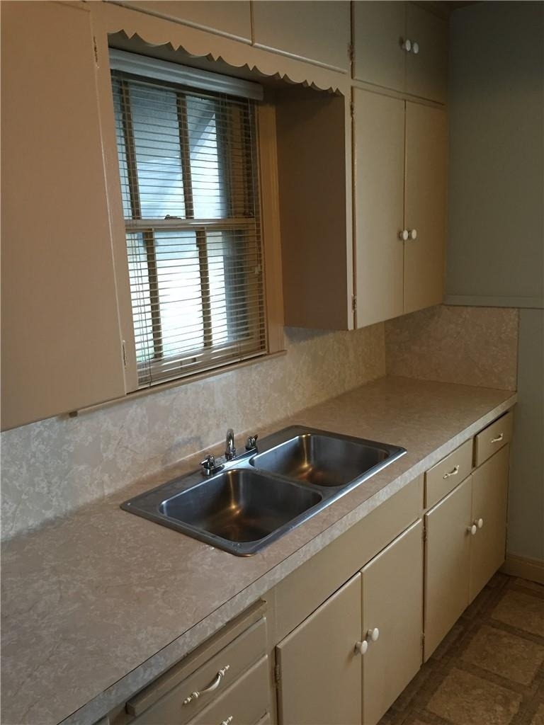 611 W 37th St - Photo 2