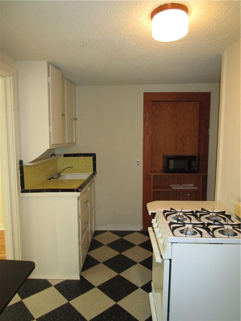 908 W 22nd St - Photo 1