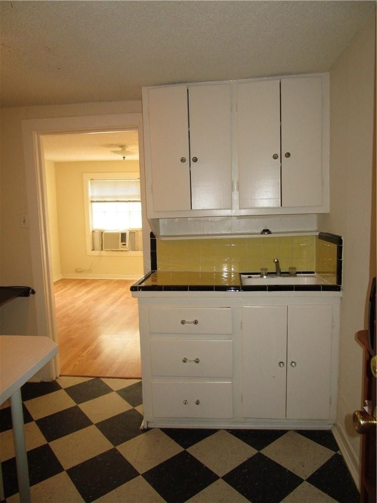 908 W 22nd St - Photo 0