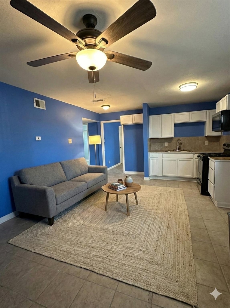 516 Holiday Drive - Photo 0
