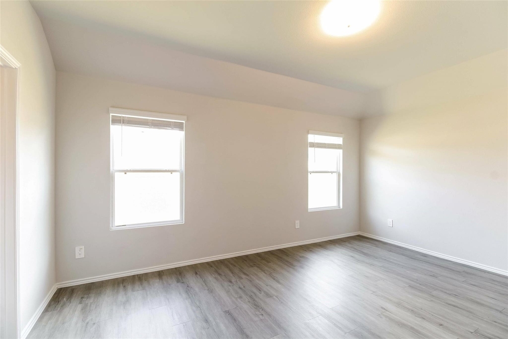 2528 Shad Drive - Photo 4