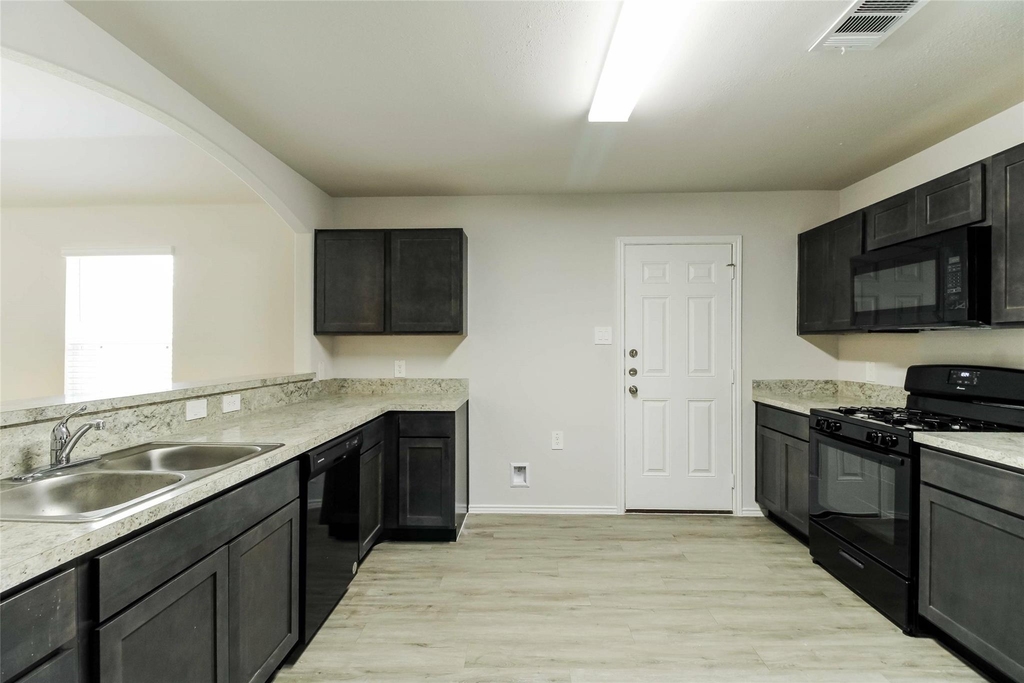 2528 Shad Drive - Photo 2