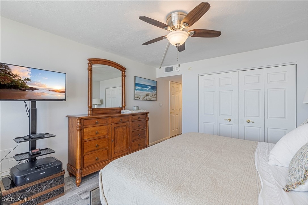 320 Seaview Court - Photo 17