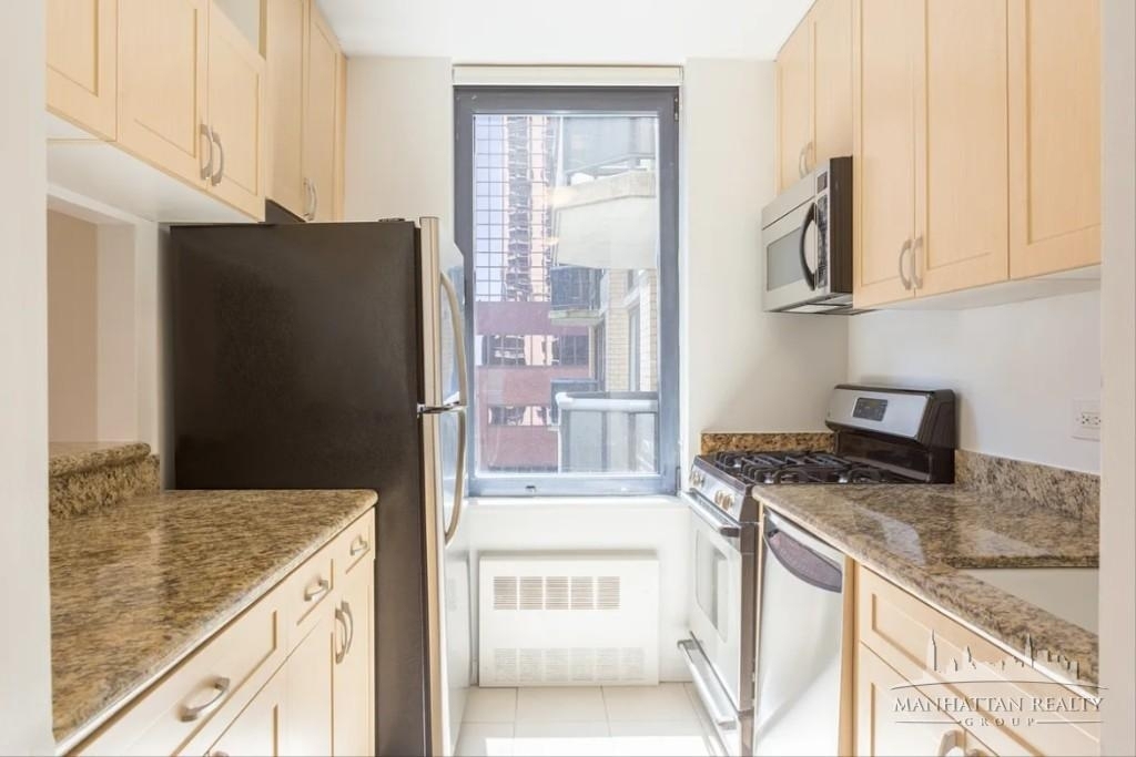W 48th St - Photo 1