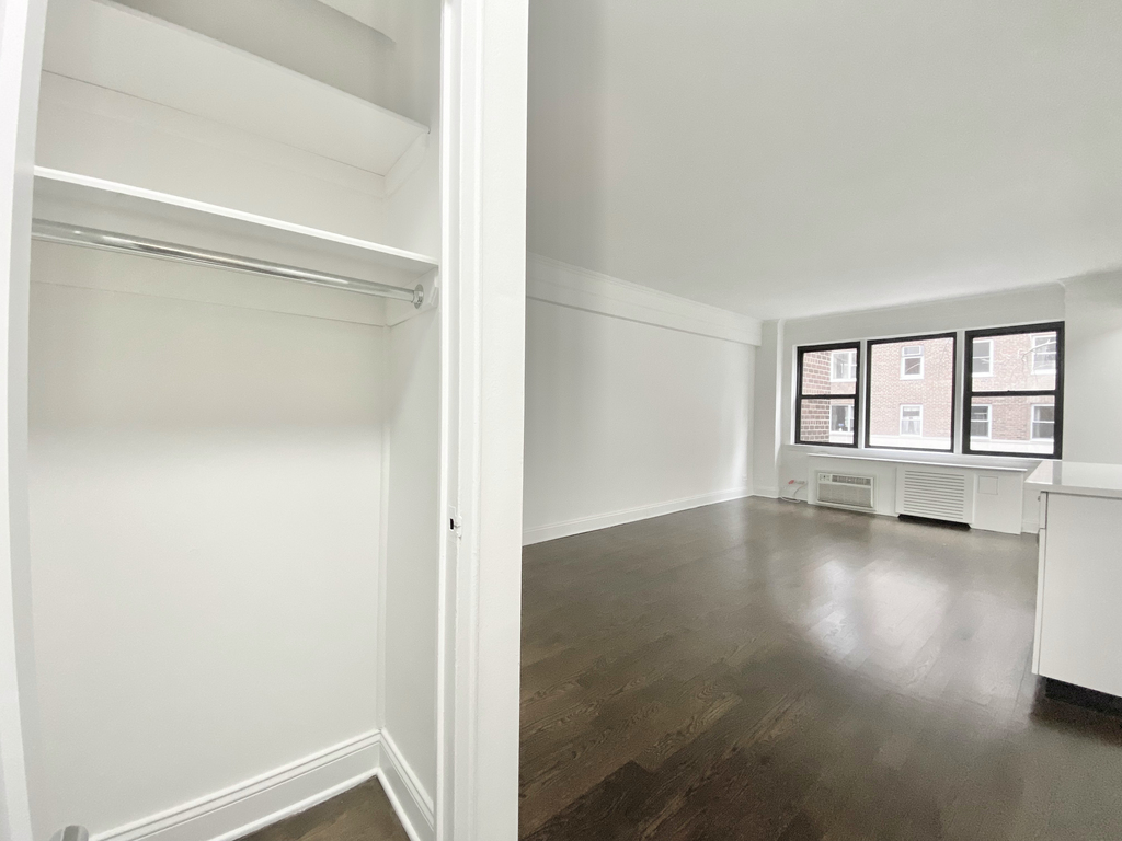 East 50th Street - Photo 5