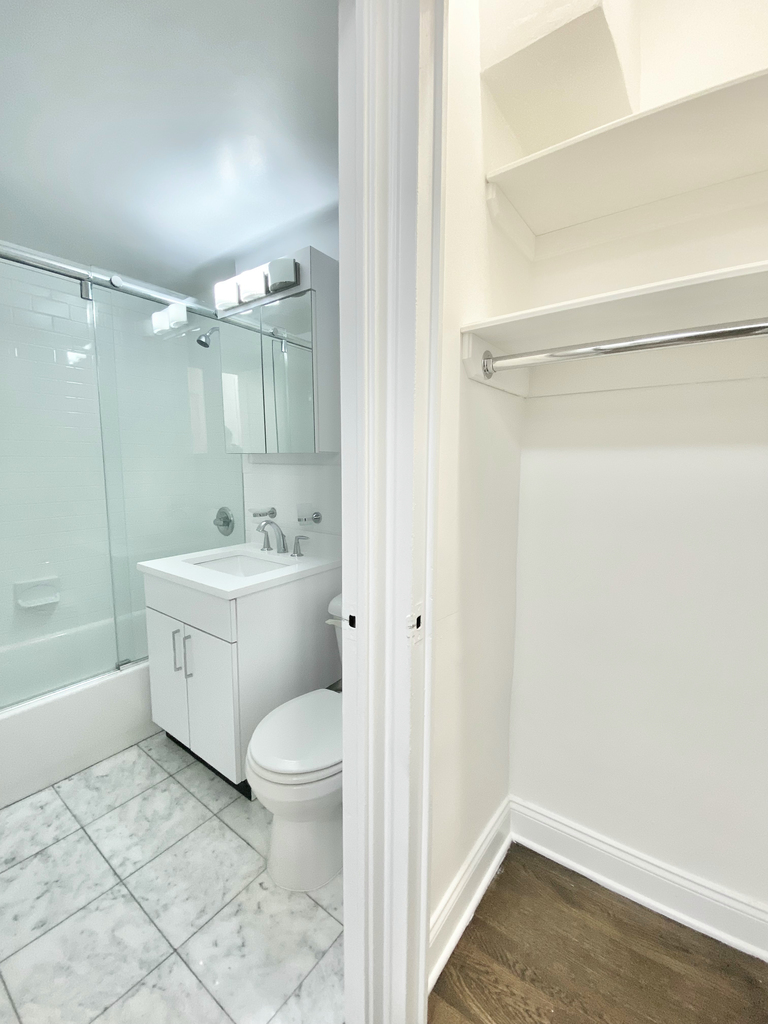 East 50th Street - Photo 6