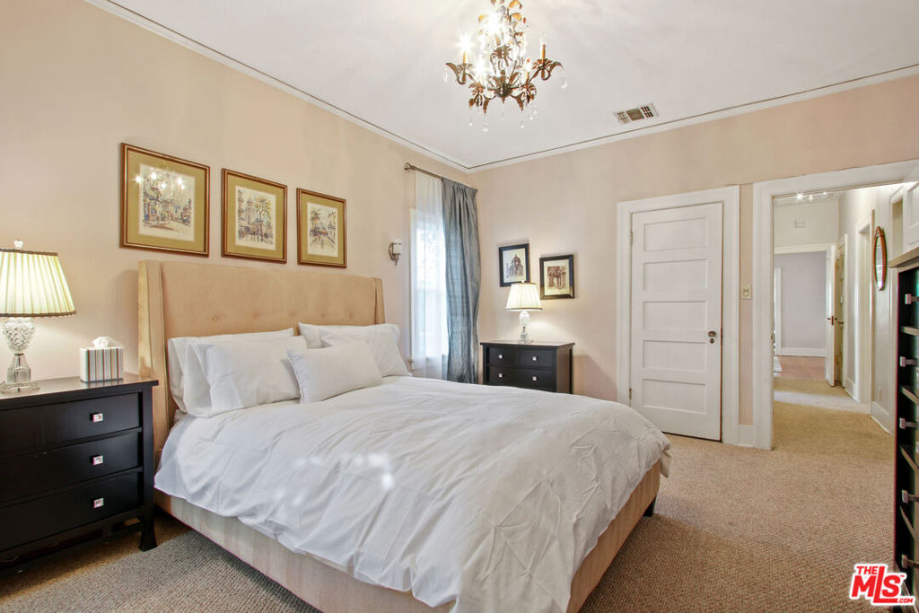 617 N Plymouth Boulevard - Photo 6