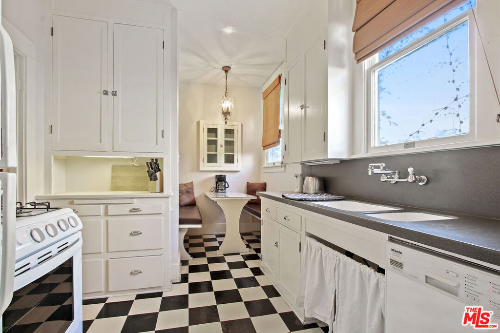 617 N Plymouth Boulevard - Photo 5
