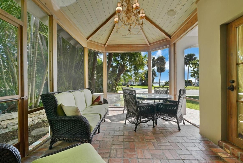 137 S Oak Street - Photo 4