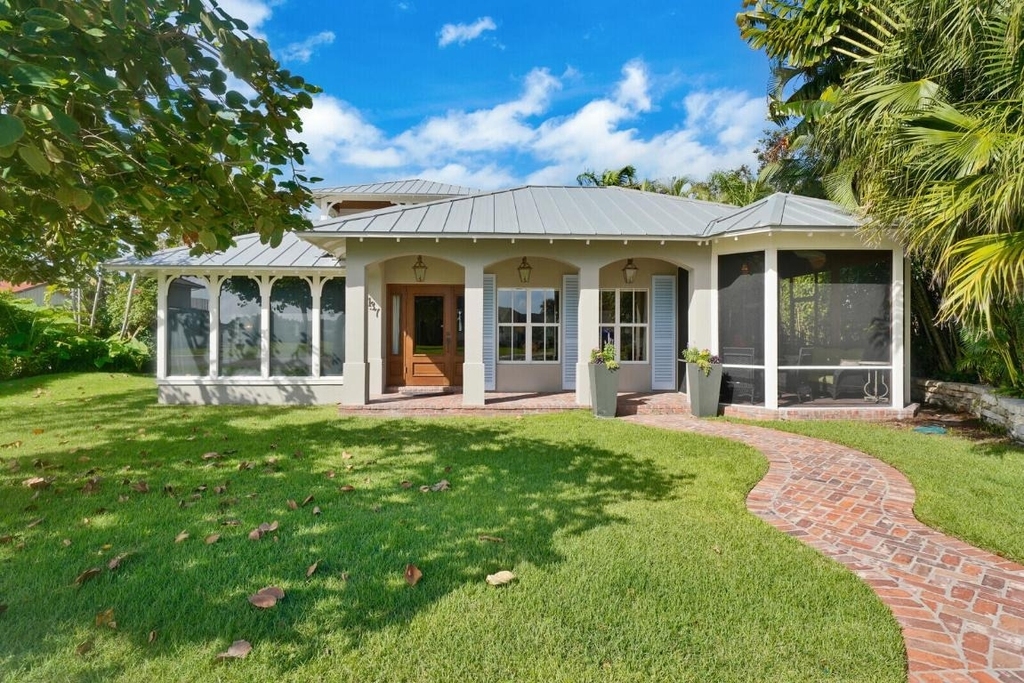 137 S Oak Street - Photo 2
