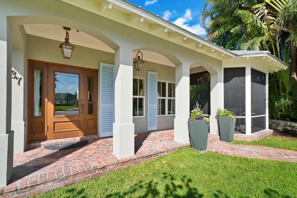 137 S Oak Street - Photo 3
