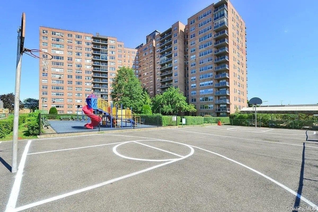 61-20 Grand Central Parkway - Photo 24