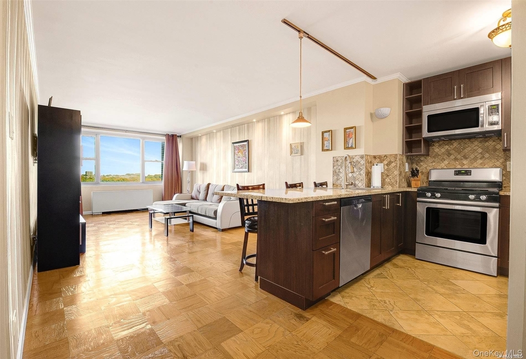 61-20 Grand Central Parkway - Photo 4