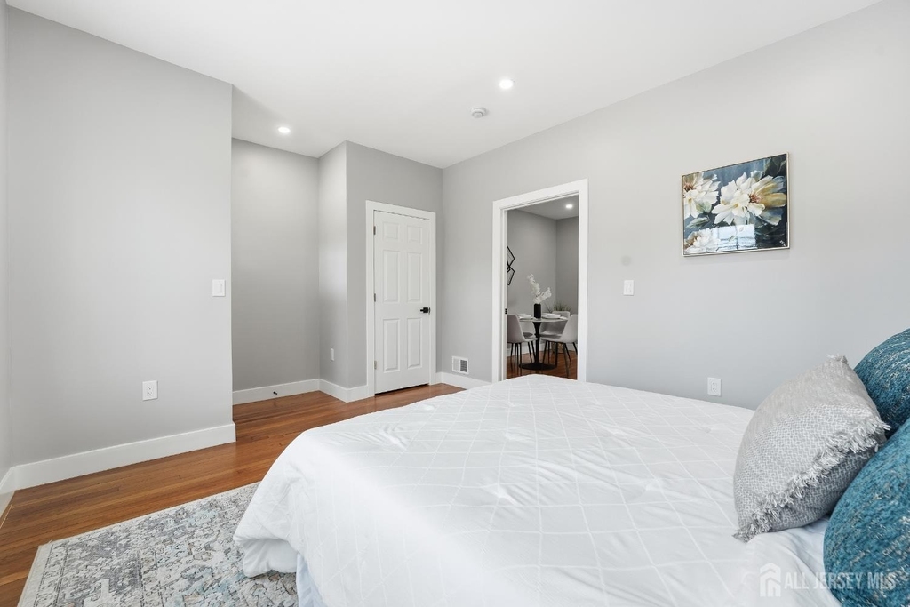 212 Montgomery Street - Photo 10