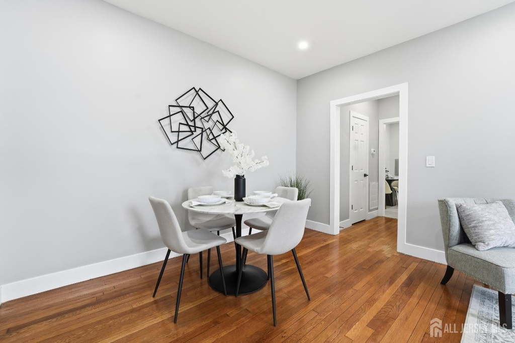 212 Montgomery Street - Photo 8