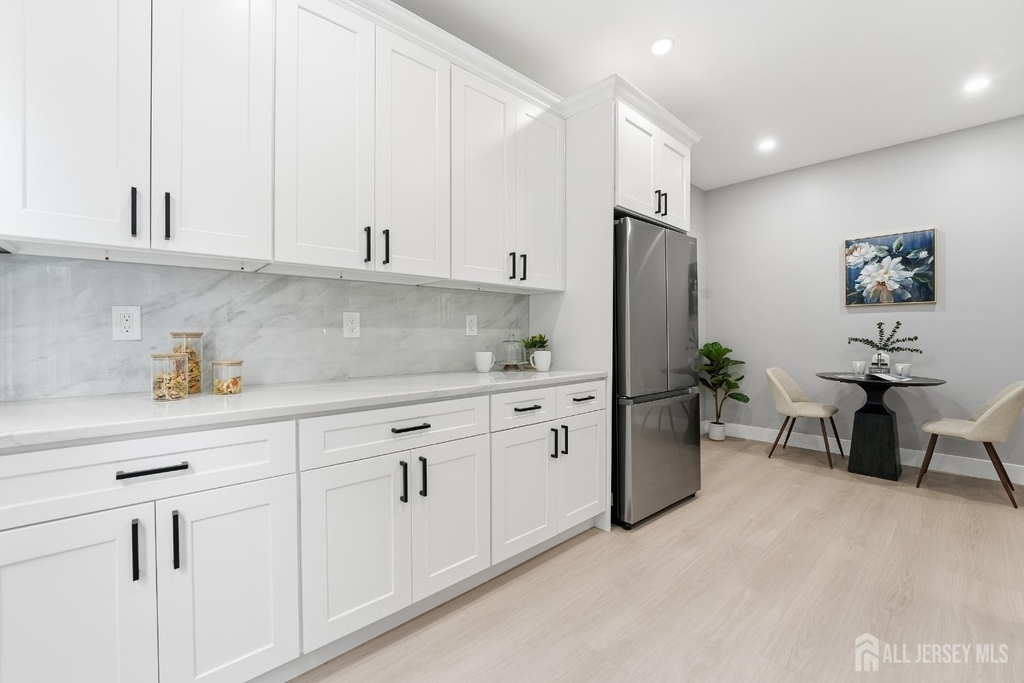 212 Montgomery Street - Photo 2