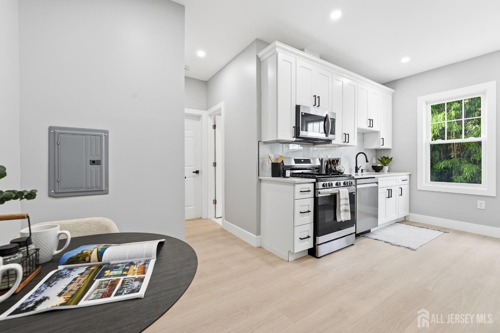 212 Montgomery Street - Photo 3